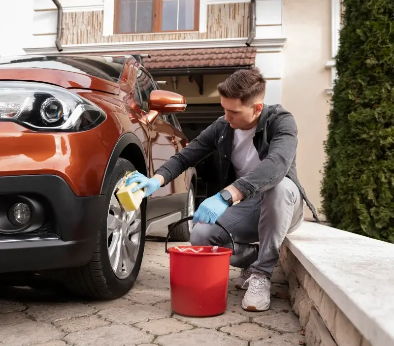 Lavage auto à domicile Bessamorel : professionnel intervenant sur un véhicule